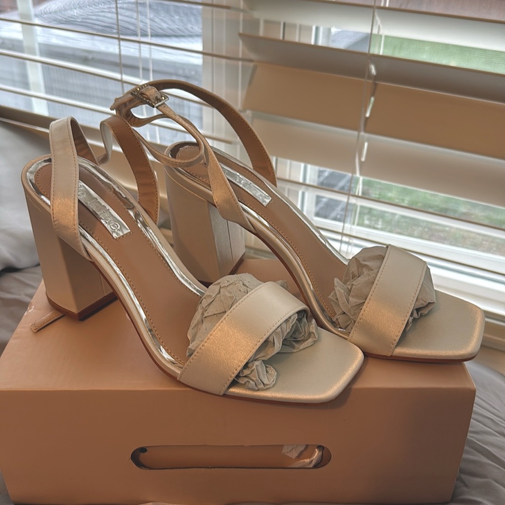 NEVER WORN, new beautiful Be Mine Heel style number 65051818